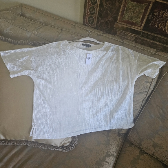 Banana Republic, BRAND NEW, cream Velvety finish short sleeve shirt - Picture 4 of 7